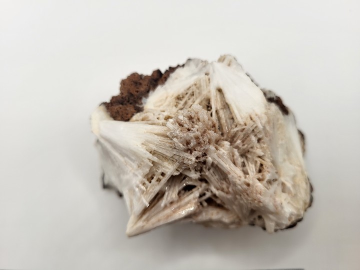 Skolezit-Mineralstufe auf Matrix