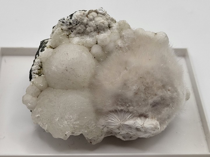 Okenit mit Gyrolith auf Matrix