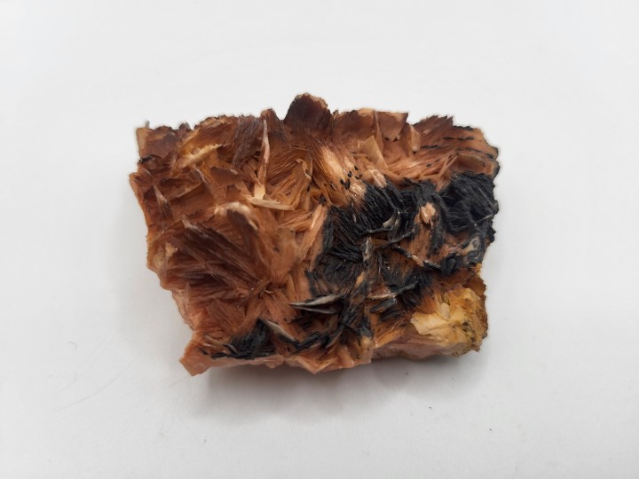 Inesit-Mineralstufe mit Manganoxiden