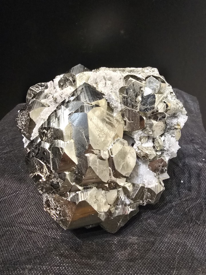 Pyrite cluster on matrix