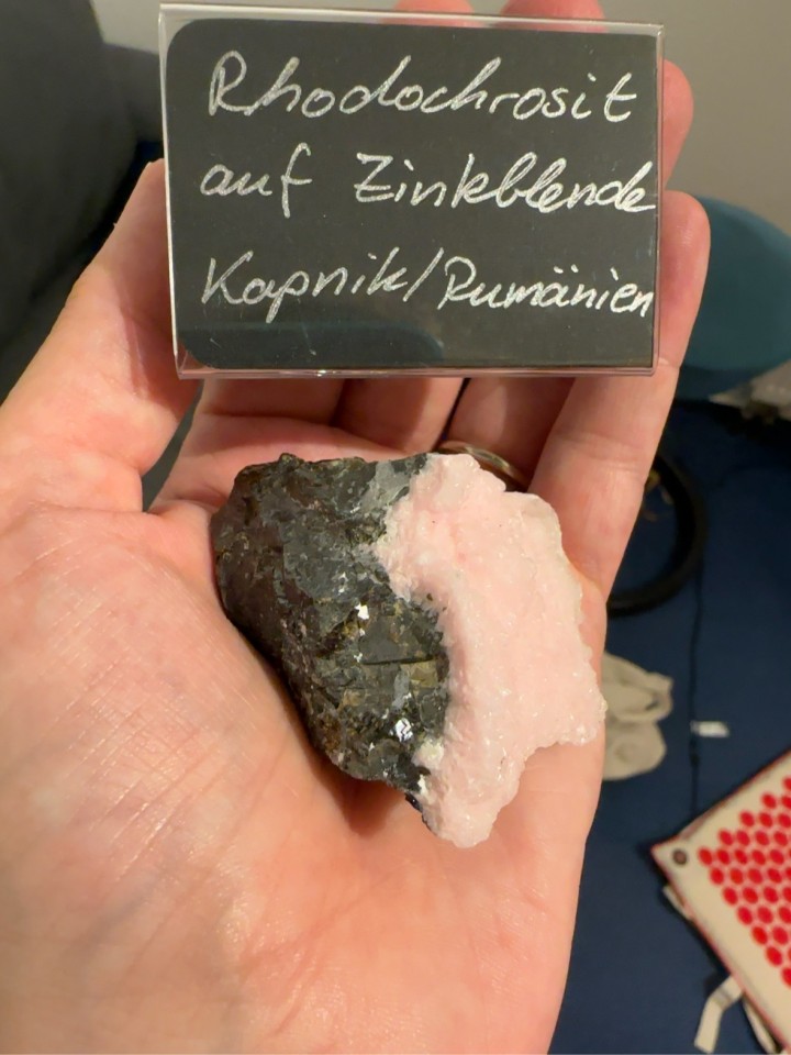 Rhodochrosit auf Zinkblende (Kapnik, Rumänien)