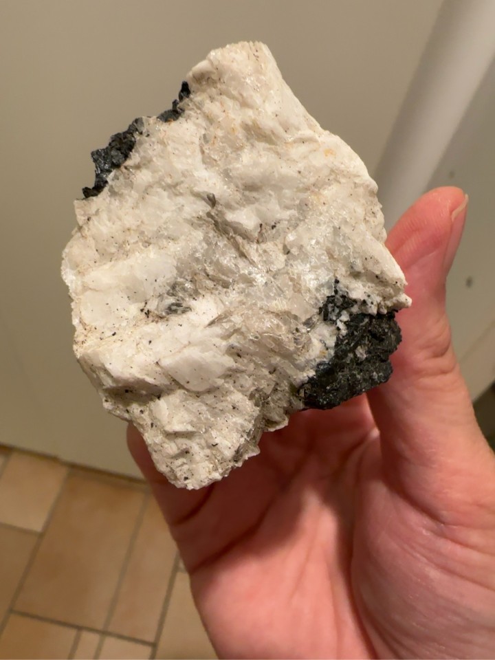 Feldspat mit Schörl (Schwarzer Turmalin)
