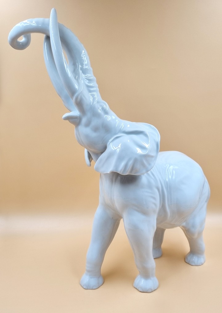 Porzellanfigur Elefant mit erhobenem Rüssel Fraureuth